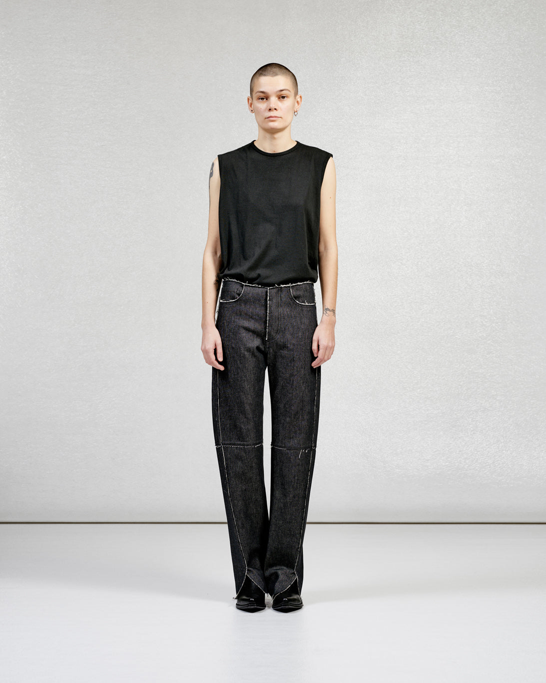 S17 NO.33 BLACK SLEEVELESS T-SHIRT