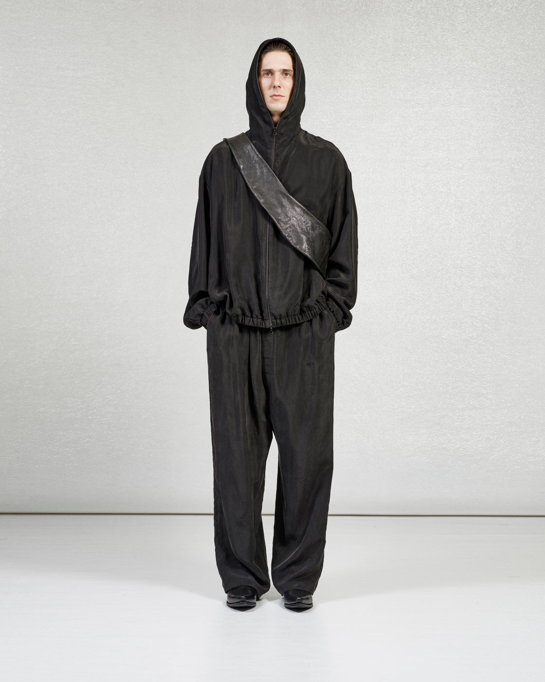 S17 NO.297 BLACK SMALL CROSSED LEATHER BAG