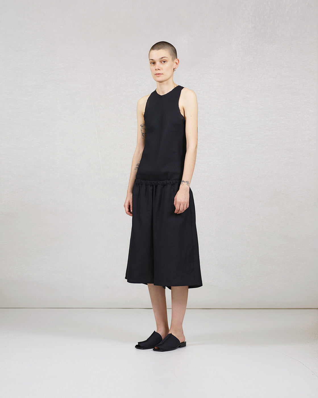 S18 NO.259 BLACK LINEN SHORT TROUSERS