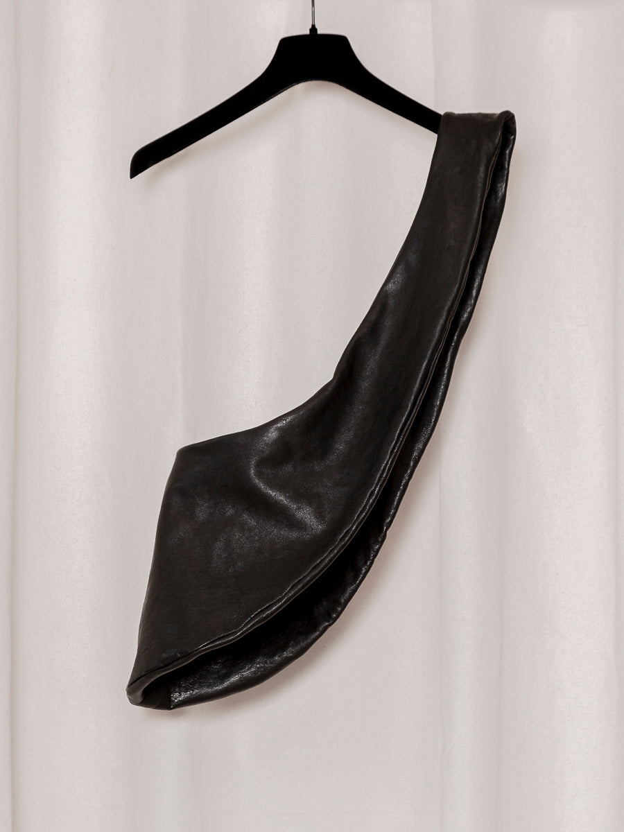 S18 NO.250 BLACK LEATHER CROSSED BAG