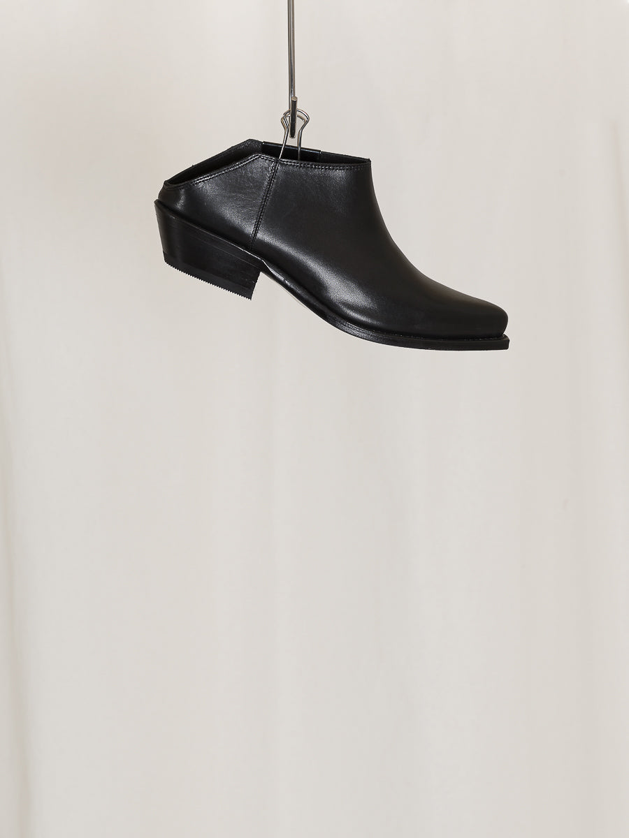 S17 NO.130 BLACK CROPPED BOOTS