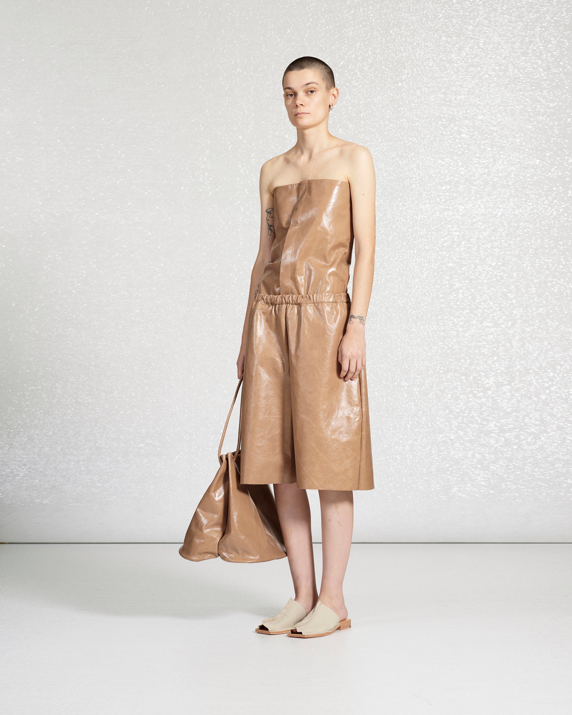 S18 NO.17 SAND LEATHER HOOF BAG